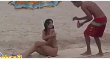 Djevojka se brutalno našalila sa muškarcima na plaži