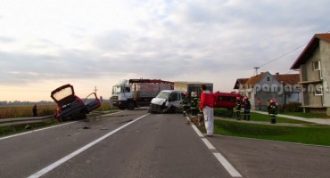 U sudaru s kombijem poginuo vozač automobila