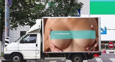 Reklama sa ženskim grudima kriva za 517 nesreća u samo 24 sata