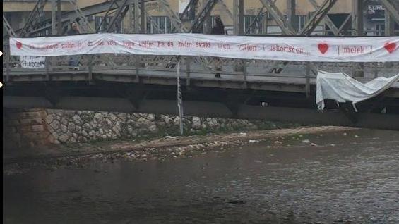 Pogledajte što je mladi Sarajlija poručio bivšoj djevojci transparentom od 20 metara