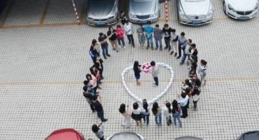 Zaprosio svoju djevojku s 99 iPhonea, a onda ga je ona odbila