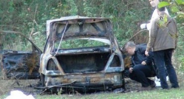 Stravično: Vehabija zapaljen u mercedesu? 