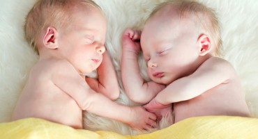 Blizanke se čak i šest mjeseci nakon rođenja drže za ručice