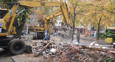 Mostar: Teška mehanizacija na ulicama ruši bespravne objekte