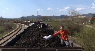 Pogledajte dokumentarni film ‘Ćumuraši': Kradu ugalj iz vlaka u pokretu…