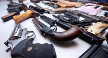 Policijski dužnosnici, oružje uporaba, žena