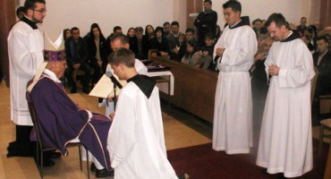 Mostarski biskup mons. Ratko Perić za đakone zaredio fra Ivana Marića i fra Marina Karačića 