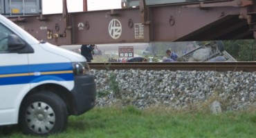  Stravična nesreća: U naletu teretnog vlaka na auto četvero poginulih