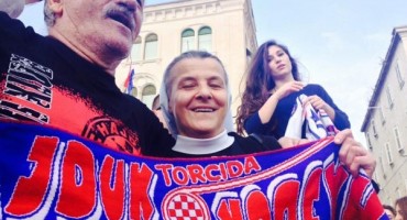 Tisuće prosvjednika na Rivi u Splitu protiv trenutačne strukture HNS-a