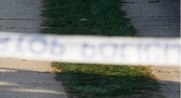U dvorištu kuće pronašli mrtvog muškarca s porezotinom na nozi