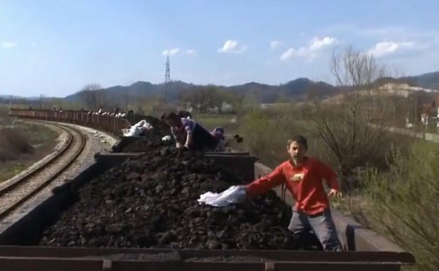 Pogledajte dokumentarni film ‘Ćumuraši': Kradu ugalj iz vlaka u pokretu…