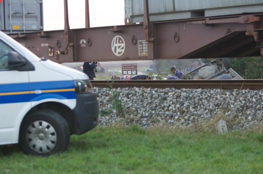  Stravična nesreća: U naletu teretnog vlaka na auto četvero poginulih
