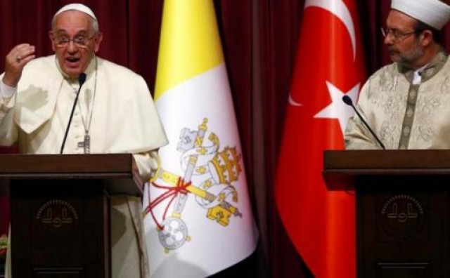 Papa Franjo u subotu se kratko pomolio u glasovitoj Plavoj džamiji u Istanbulu