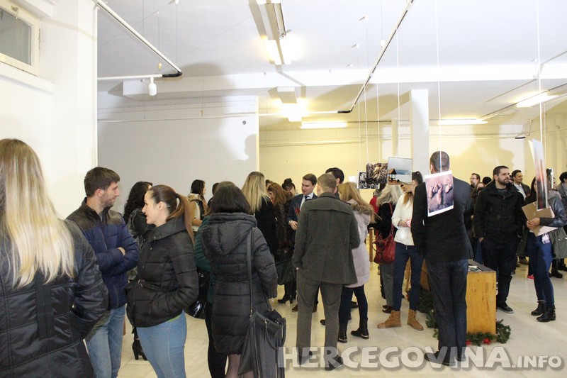 Mostar:  Studentski zbor organizirao humanitarnu izložbu fotografija