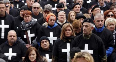 Blokiran promet na Trgu, skandiraju: U boj, u boj!