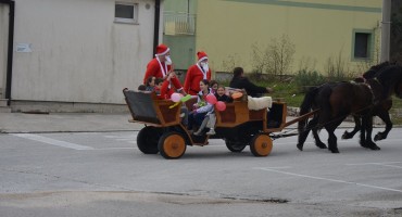 Djed Božićnjak obradovao učenike u Osnovnoj školi Ravno