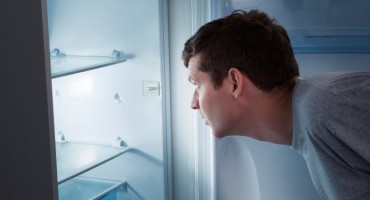 NE ODMRZAVATI HRANU NA SOBNOJ TEMPERATURI! 