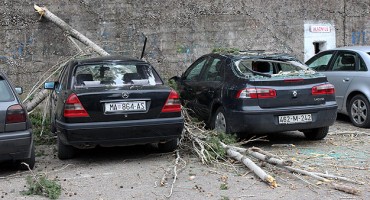 Mostar: Srušio stablo na parkirane automobile i pobjegao