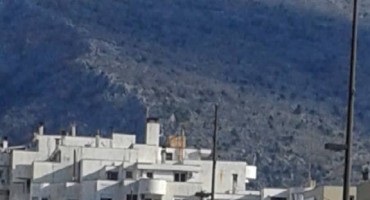 Mostar: Snažan vjetar prevrnuo prikolicu kamiona