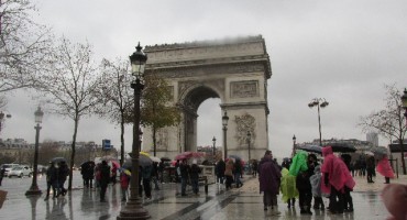 Napadač na aveniji Champs Elysees otvorio vatru iz kalašnjikova, jednog policajca ubio, dvojicu teško ranio