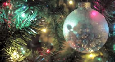 Božićne kuglice: 3 stila ukrašavanja s lakom za nokte