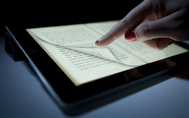Znanstvenici upozoravaju: Čitanje 'elektronskih' knjiga prije spavanja ometa san i škodi zdravlju