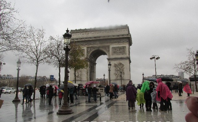 Napadač na aveniji Champs Elysees otvorio vatru iz kalašnjikova, jednog policajca ubio, dvojicu teško ranio