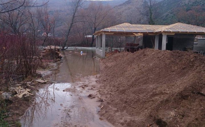 Čapljina: U Dretelju vodena bujica provalila u prizemlje obiteljske kuće