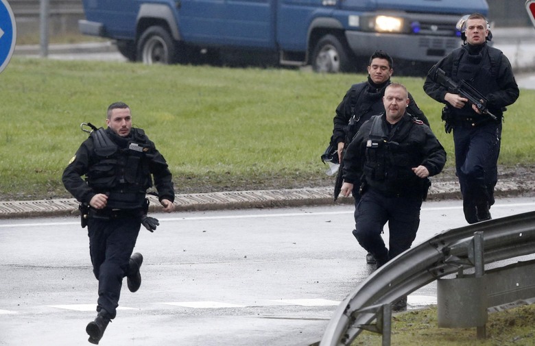 Drama u Francuskoj: Teroristi se zabarikadirali u tiskari, policija ih opkolila