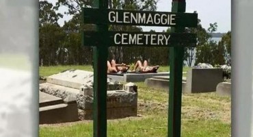 djevojke, sunčanje, groblje