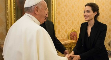 Angelina Jolie od Pape Franje dobila krunicu