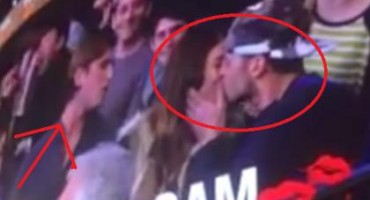 Svjetski video hit: Odbio je momak, pa je poljubila potpunog stranca