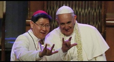 Kakav to znak pokazuju papa Franjo i kardinal Tagle?