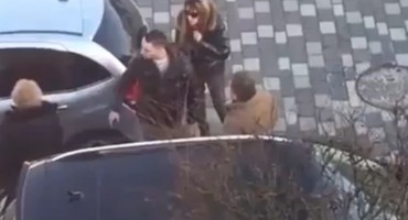 žena, parking, svađa