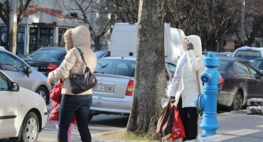 Mostarci oprez: Susnježica i poledica u gradu