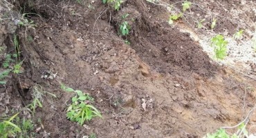 Kod Kaknja aktivirano klizište, tri osobe još pod ruševinama