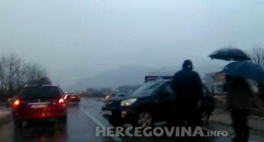 Mostar: Zbog prometne nezgode i izlijevanja vode otežan promet na M17