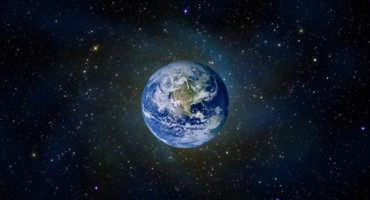 Obasjava ga crveno Sunce i udaljen je 470 svjetlosnih godina