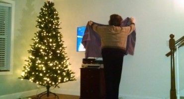 Ručnikom štitila 22-godišnjeg sina od golotinje i postala totalni hit