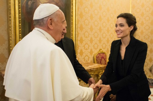 Angelina Jolie od Pape Franje dobila krunicu
