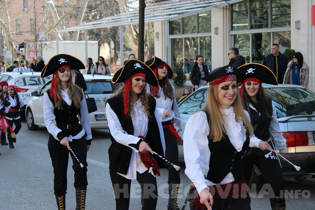 Mostar: Održana karnevalska povorka ulicama grada