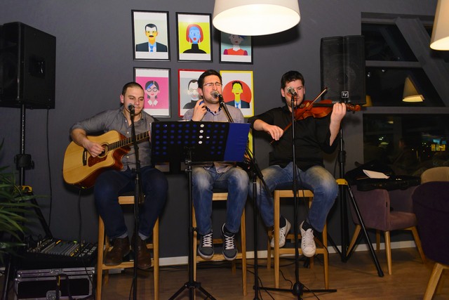 Povratak u glazbenu prošlost: Mostarci uživali uz evergreene!