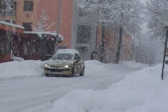 U većem dijelu zemlje prometuje se otežano i usporeno