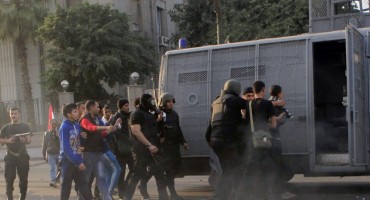 Sukob policije i navijača prošao uz 14 mrtvih i najmanje 20 ozlijeđenih!