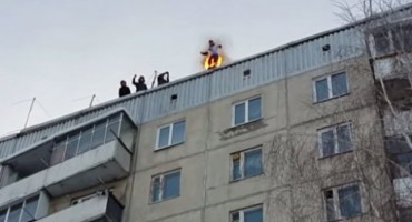 Vratolomija ludog Rusa: Zapalio svoje noge i skočio sa devetog kata