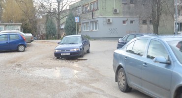 Mostar: Rupe i lokve pored vrtića, ureda i zgrada