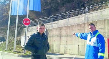 Hrabri radnici benzinske crpke iz gorućeg vozila izvukli dvojicu mladića