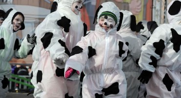 Trg fašničkih velikana primio gotovo tisuću malih maski i dva jedrenjaka