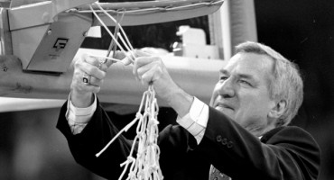  Preminuo je  legendarni košarkaški trener: Dean Smith