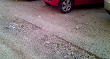 Mostar: Rupe u blizini Mepas Malla u naselju Centar 2 'ukrašavaju' cestu